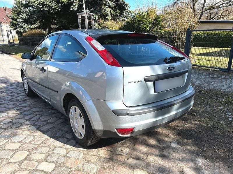 Gebraucht Ford Focus Trend 101 PS (74 kW) 2005 Silber Limousine