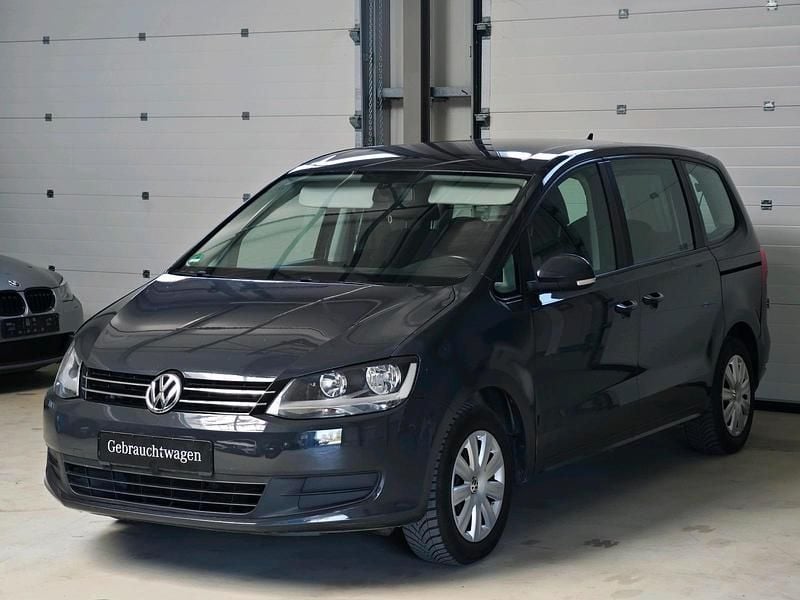 Second-hand VW Sharan 140 CP (102 kW) 2011 Gri Monovolum