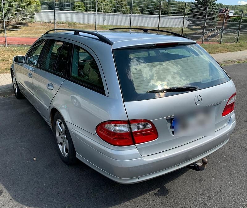Silber Gebraucht 2005 Mercedes E220 Classic Kombi | 2.000 € (Guter Preis) - Bild 1/4