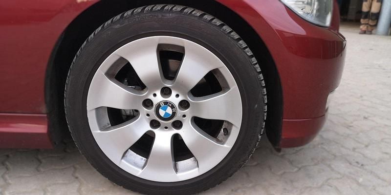 Gebraucht BMW 320 170 PS (125 kW) 2011 Rot Limousine