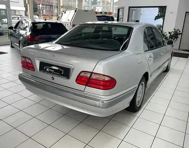 Gebraucht Mercedes E240 Elegance 170 PS (125 kW) 2001 Grau Limousine