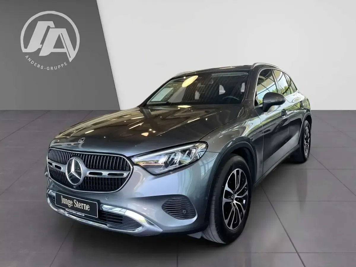 Gebraucht Mercedes GLC220 Avantgarde 197 PS (144 kW) 2023 Selenitgrau SUV