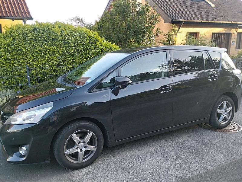 Schwarz Gebraucht 2015 Toyota Verso Van / Kleinbus | 5.900 € (Fairer Preis) - Bild 1/4
