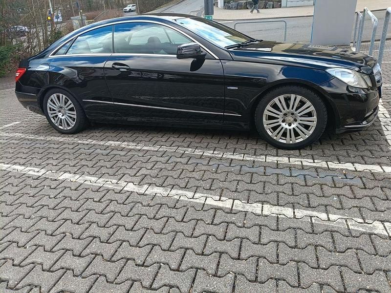 Gebraucht Mercedes E250 204 PS (150 kW) 2011 Schwarz Coupé
