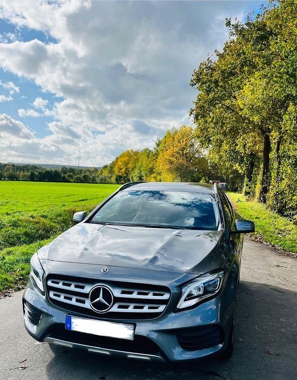 Grau Gebraucht 2018 Mercedes GLA180 SUV | 20.999 € (Fairer Preis) - Bild 1/4
