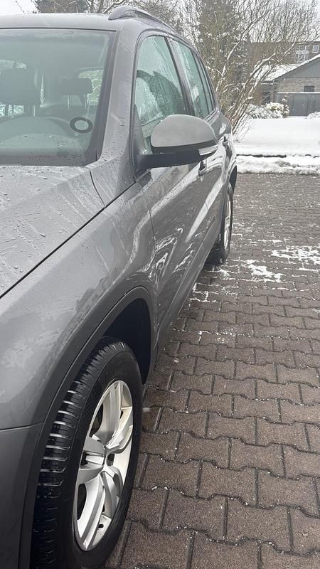 Gebraucht VW Tiguan Trendline 122 PS (89 kW) 2012 Grau SUV