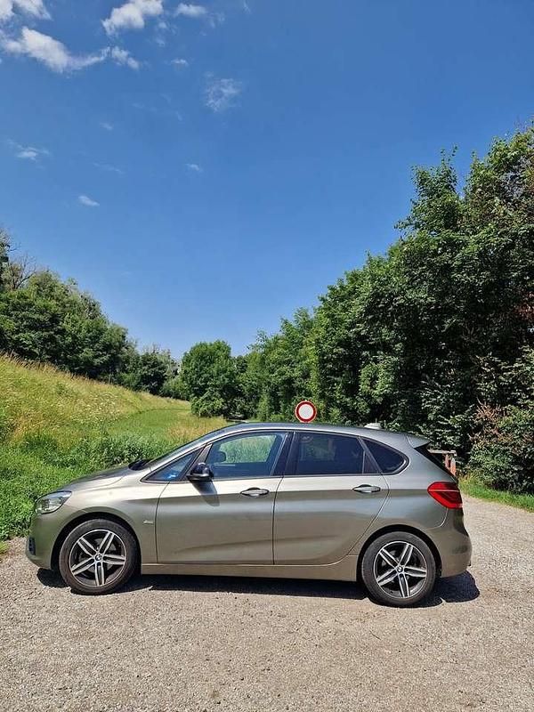 Gebraucht BMW 218 150 PS (110 kW) 2015 Silber Van / Kleinbus