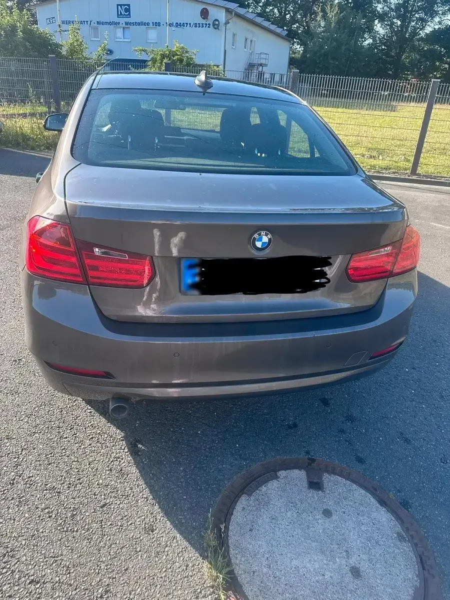 Gebraucht BMW 318 143 PS (105 kW) 2012 Braun Limousine