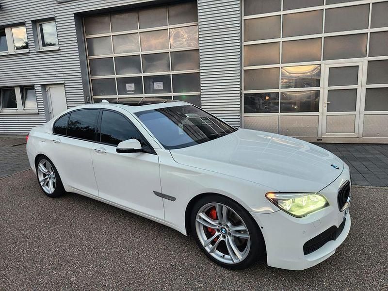 Weiß Gebraucht 2014 BMW 750 Comfort Edition Limousine | 16.999 € (Fairer Preis) - Bild 1/4
