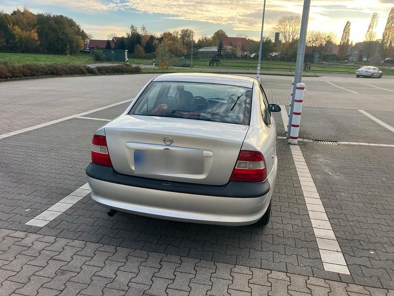 Gebraucht Opel Vectra 101 PS (74 kW) 1997 Silber Limousine