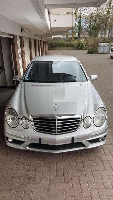 Silber Gebraucht 2007 Mercedes E500 Avantgarde Limousine | 17.000 € (Teuer) - Bild 1/4