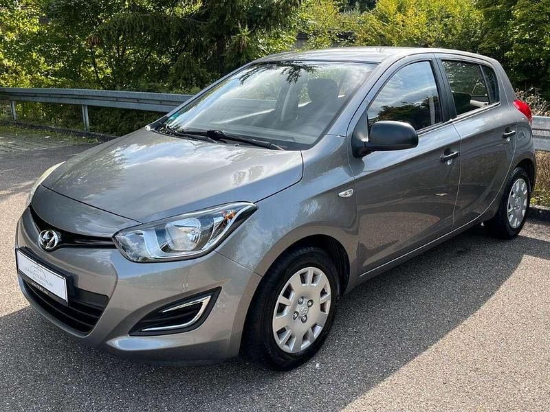 Grau Gebraucht 2013 Hyundai i20 Edition Kleinwagen | 4.390 € (Fairer Preis) - Bild 1/4