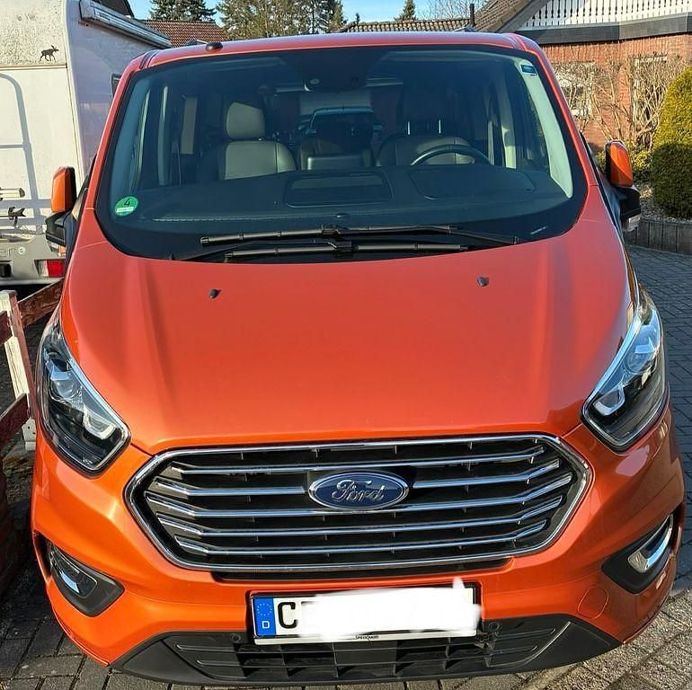 Gebraucht Ford Tourneo Titanium 170 PS (125 kW) 2018 Orange Van / Kleinbus