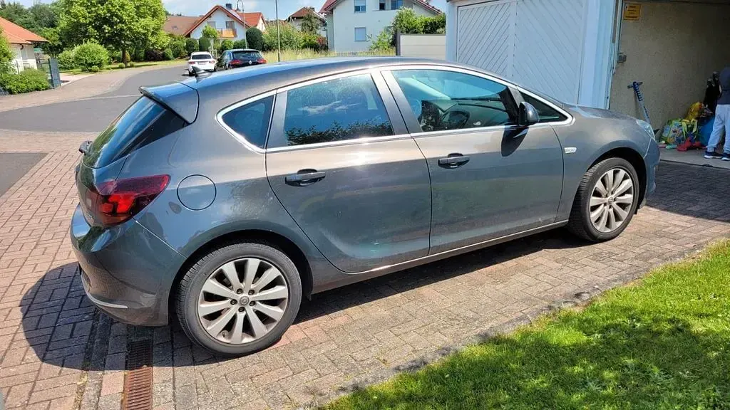 Gebraucht Opel Astra Exklusiv 120 PS (88 kW) 2015 Grau Limousine