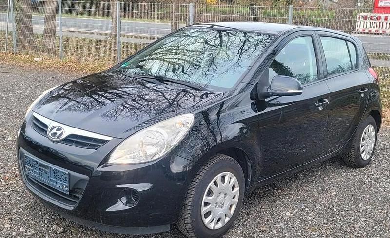 Gebraucht Hyundai i20 Edition 77 PS (56 kW) 2012 Schwarz Kleinwagen