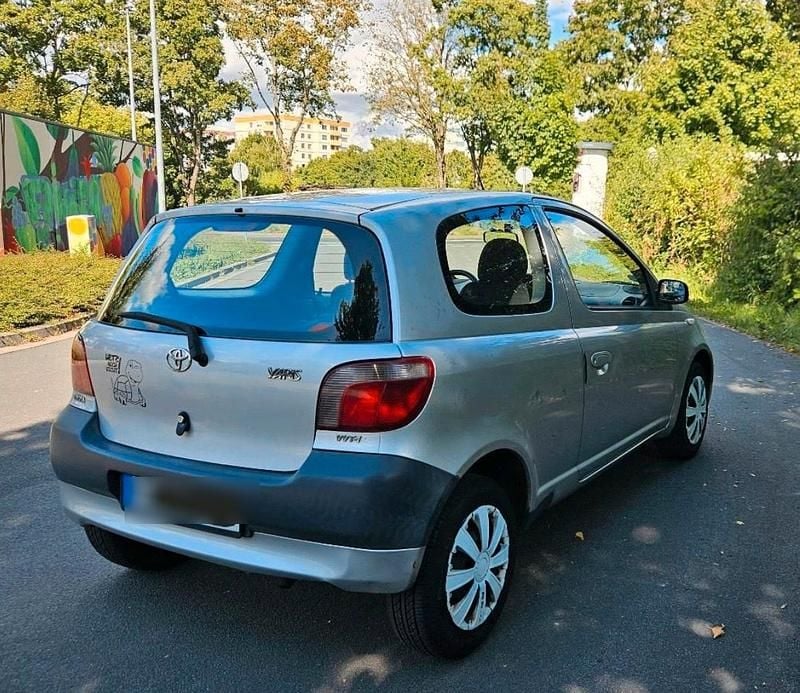 Silber Gebraucht 2002 Toyota Yaris Kleinwagen | 999 € (Guter Preis) - Bild 1/4