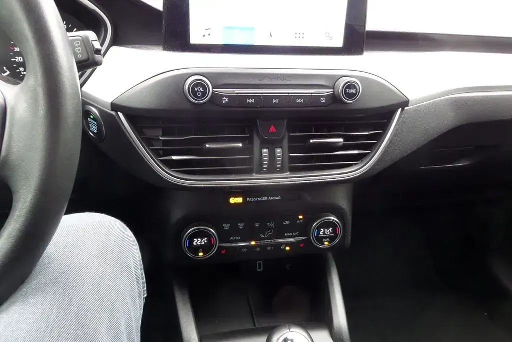 Gebraucht Ford Focus Cool & Connect 125 PS (91 kW) 2019 Silber Limousine