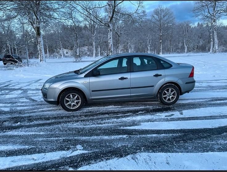 Silber Gebraucht 2005 Ford Focus Limousine | 500 € (Superpreis) - Bild 1/4