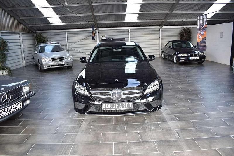 Obsidianschwarz Gebraucht 2020 Mercedes C220 Avantgarde Kombi | 26.890 € (Guter Preis) - Bild 1/4