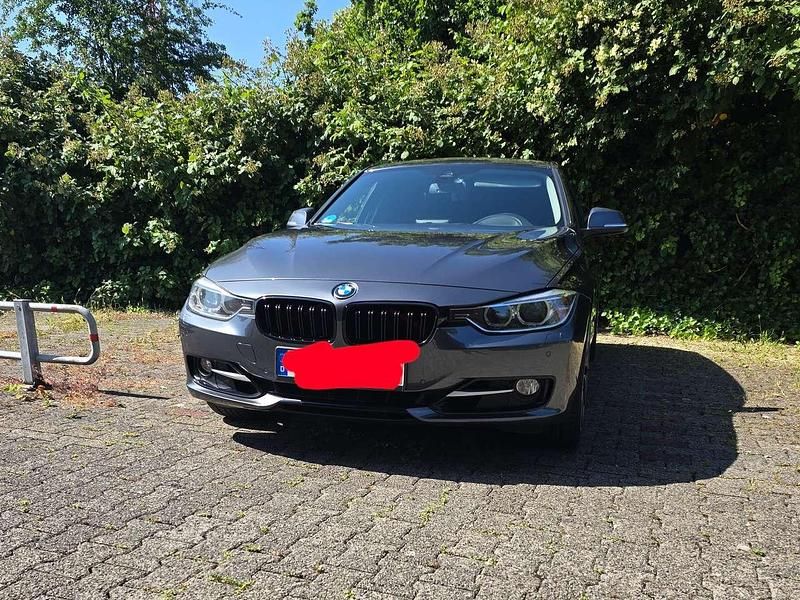 Grau Gebraucht 2014 BMW 330 Sport Line Kombi | 13.400 € (Teuer) - Bild 1/4