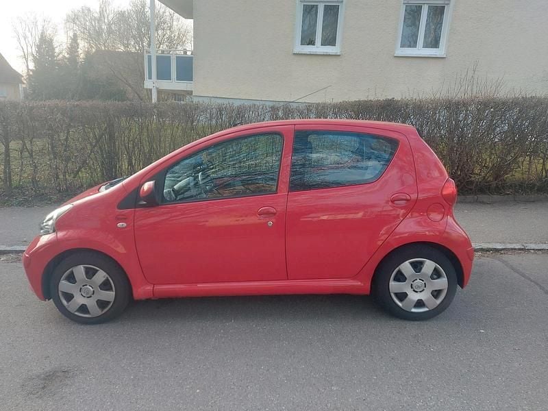 Gebraucht Toyota Aygo 68 PS (50 kW) 2008 Rot Kleinwagen