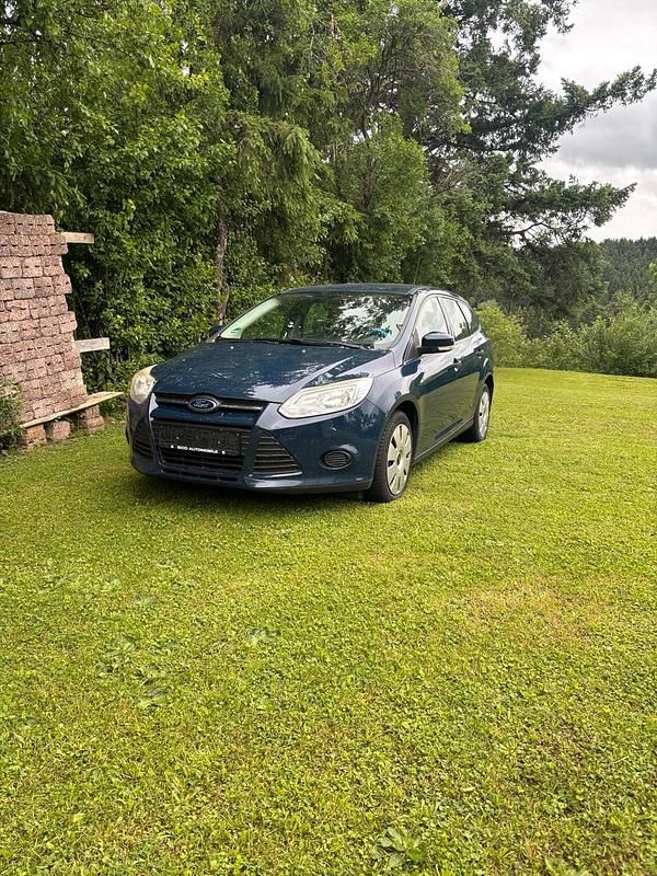 Blau Gebraucht 2014 Ford Focus Kombi | 2.600 € (Superpreis) - Bild 1/4
