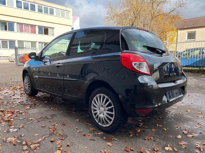 Gebraucht Renault Clio II Dynamique 75 PS (55 kW) 2011 Schwarz Kleinwagen