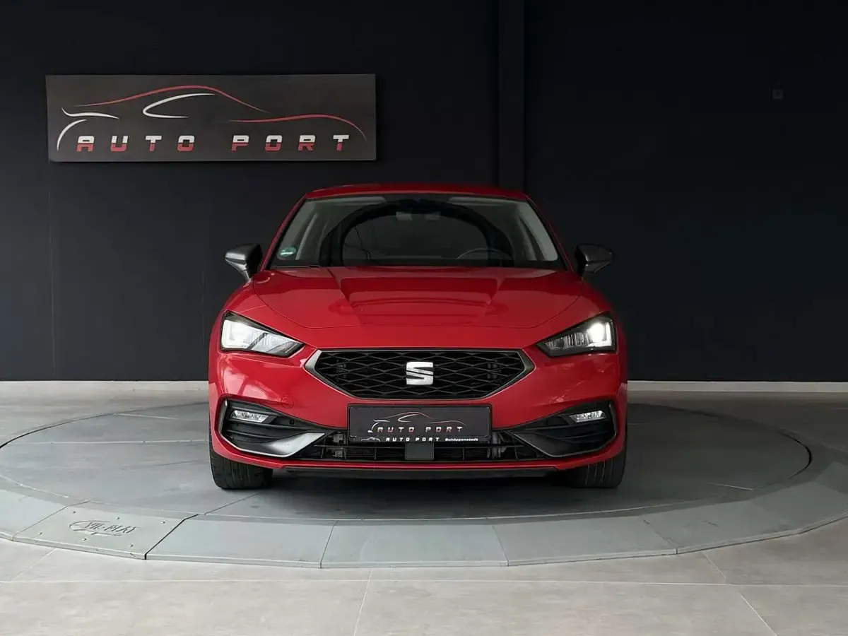 Używany Seat Leon FR 204 KM (150 kW) 2022 Czerwony Sedan/Limuzyna