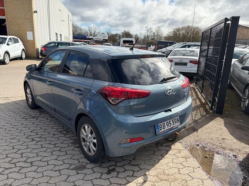 Gebraucht Hyundai i20 84 PS (61 kW) 2016 Blau Limousine