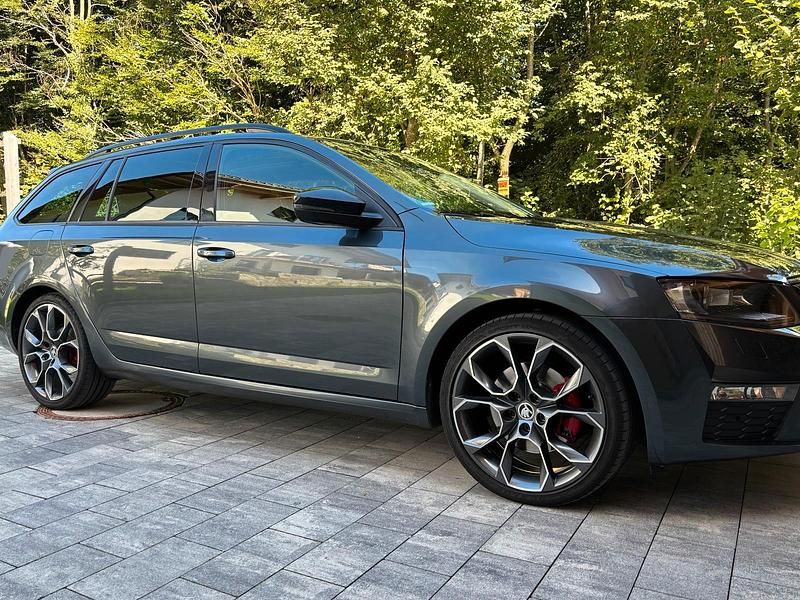 Grau Gebraucht 2016 Skoda Octavia RS Kombi | 18.699 € (Etwas zu teuer) - Bild 1/4