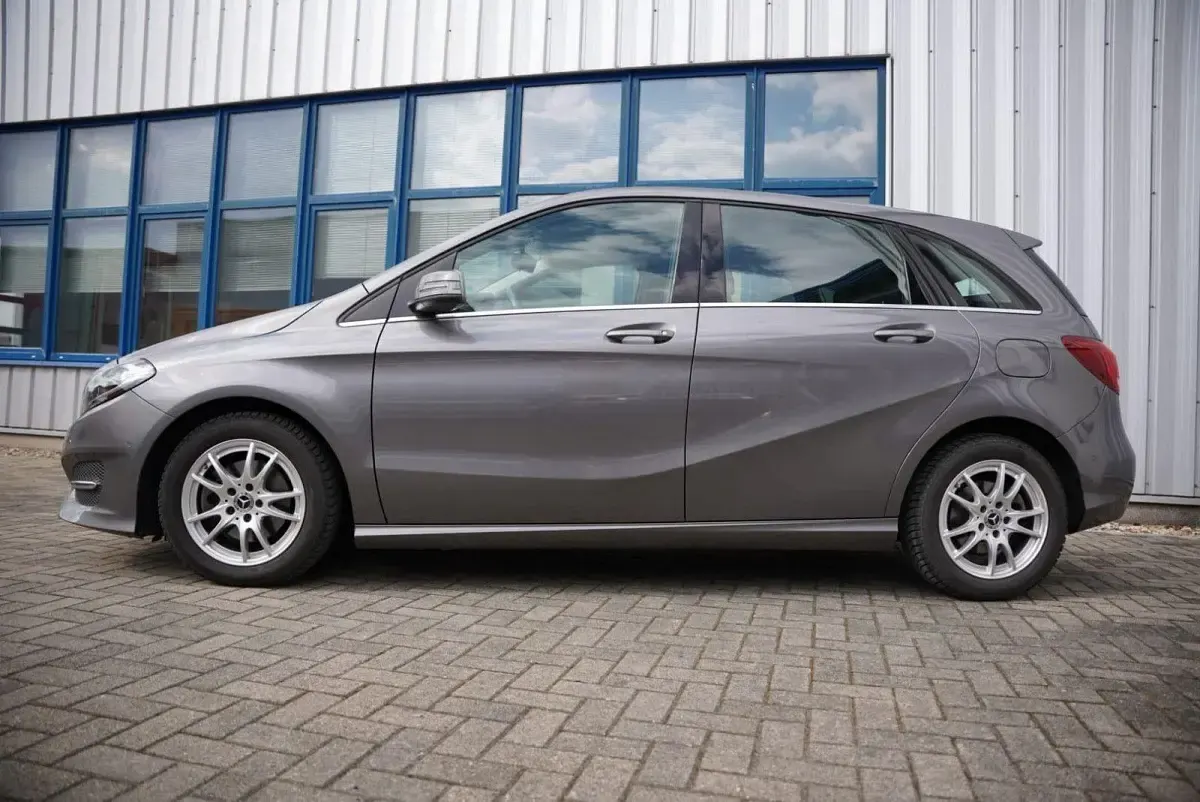 Gebraucht Mercedes B180 122 PS (89 kW) 2018 Grau Van / Kleinbus