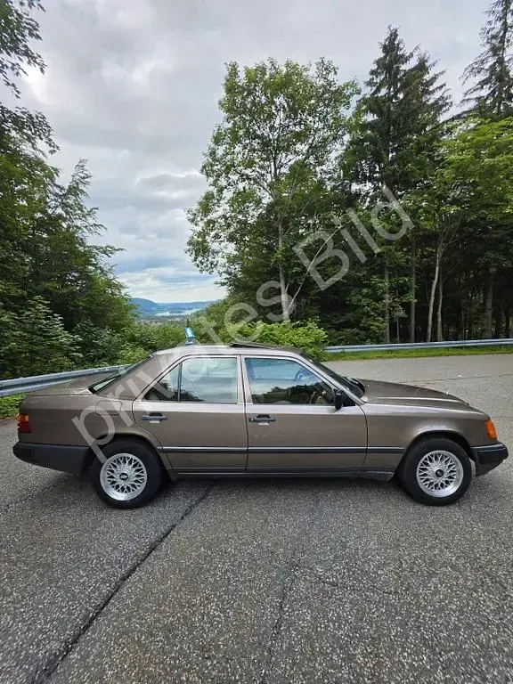 Gebraucht Mercedes E230 132 PS (97 kW) 1988 Braun Limousine
