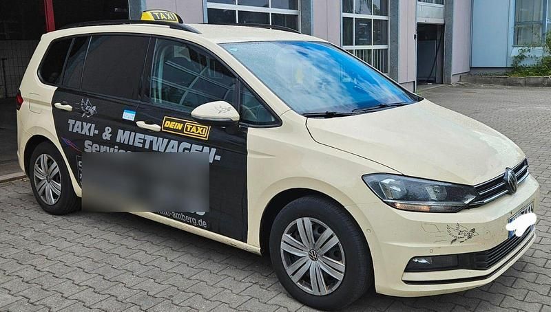 Beige Gebraucht 2023 VW Touran Van / Kleinbus | 19.650 € (Teuer) - Bild 1/4