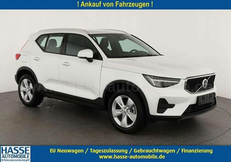 Crystal white perlglanz... Neu 2025 Volvo XC40 Core SUV | 39.495 € (Guter Preis) - Bild 1/4