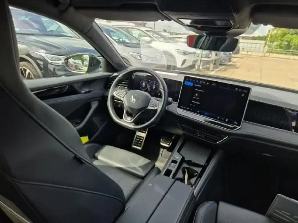 Gebraucht VW Passat R-line 150 PS (110 kW) 2024 Grenadillschwarz metallic Kombi