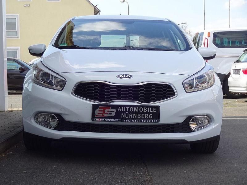 Gebraucht Kia Ceed Attract 99 PS (72 kW) 2014 Weiß Kleinwagen