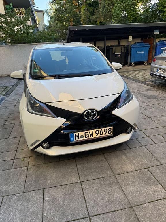 Weiß Gebraucht 2016 Toyota Aygo X-play Kleinwagen | 5.100 € (Etwas zu teuer) - Bild 1/4