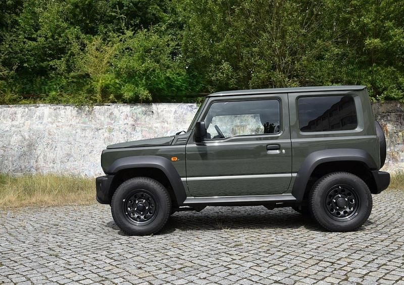 Grün Gebraucht 2023 Suzuki Jimny SUV | 37.500 € (Fairer Preis) - Bild 1/3