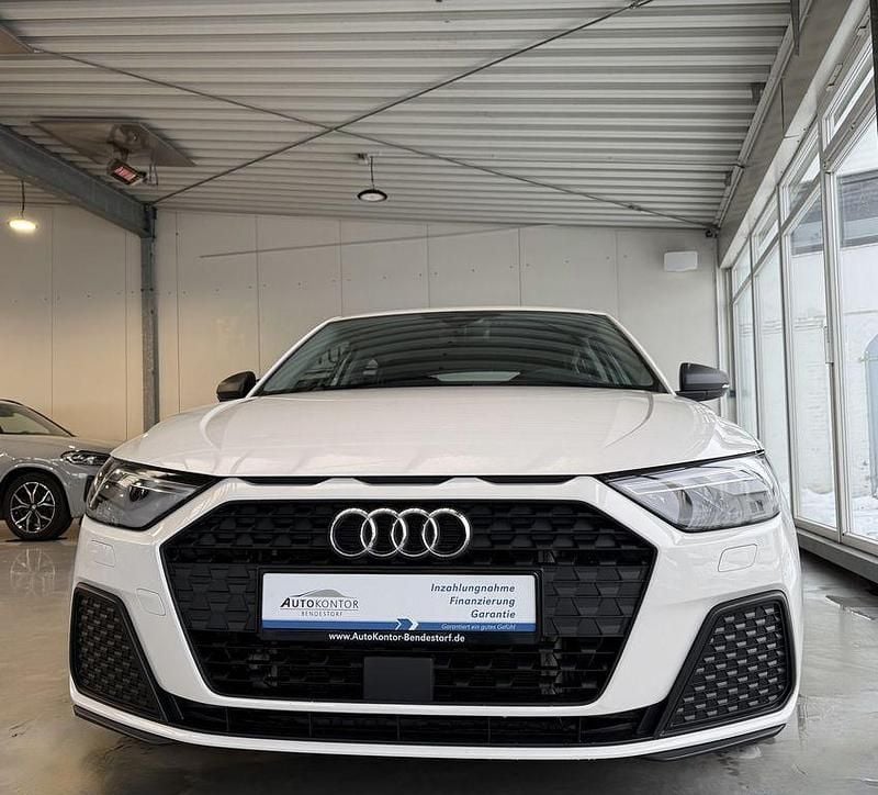 Weiß Gebraucht 2022 Audi A1 Sportback Advanced Plus Kleinwagen | 20.970 € (Guter Preis) - Bild 1/4