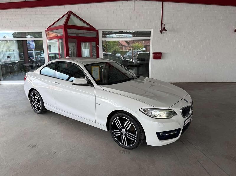 Weiß Gebraucht 2016 BMW 218 Sport Line Coupé | 14.999 € (Guter Preis) - Bild 1/4