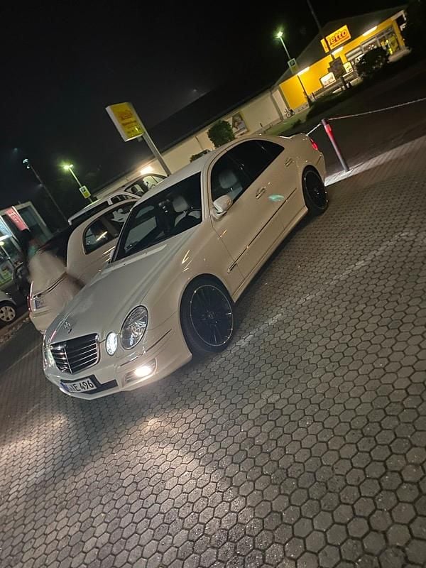 Weiß Gebraucht 2008 Mercedes E350 Limousine | 17.490 € - Bild 1/4