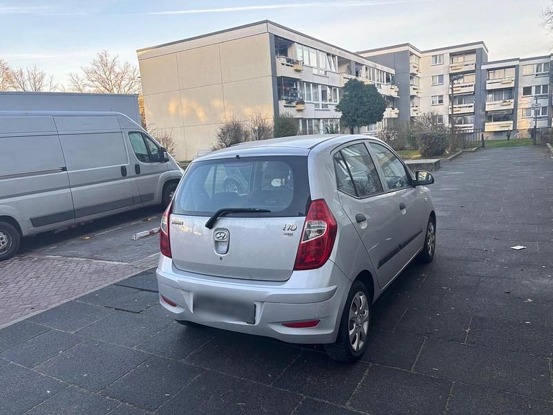 Gebraucht Hyundai i10 69 PS (50 kW) 2011 Grau Kleinwagen