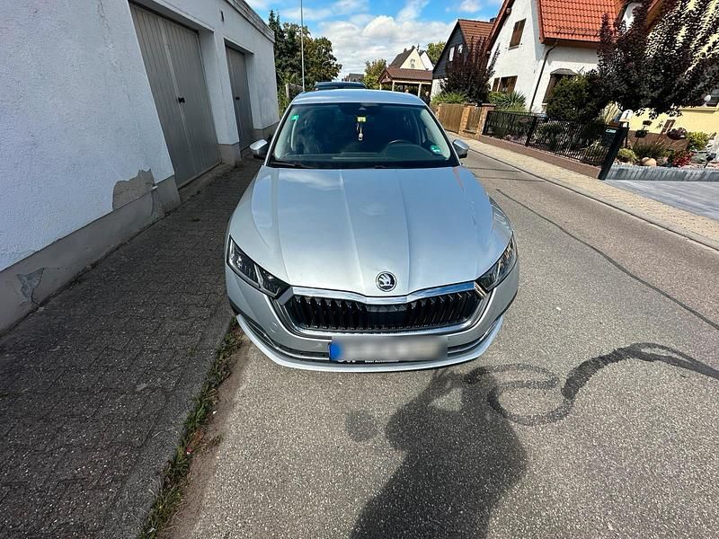 Silber Gebraucht 2022 Skoda Octavia Limousine | 24.999 € - Bild 1/4