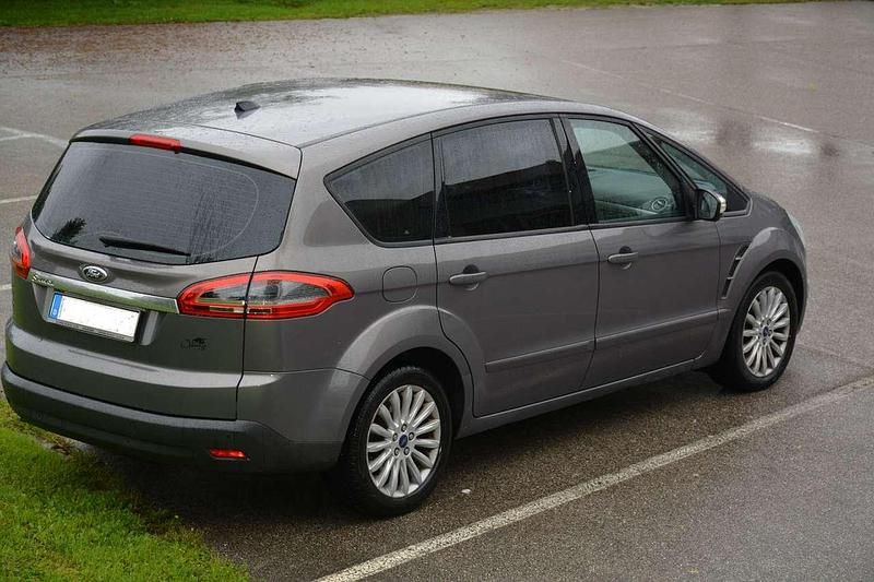 Braun Gebraucht 2013 Ford S-MAX S Van / Kleinbus | 10.600 € (Fairer Preis) - Bild 1/4