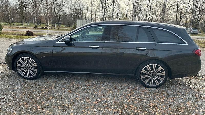 Schwarz Gebraucht 2021 Mercedes E400 Limousine | 37.500 € (Fairer Preis) - Bild 1/4
