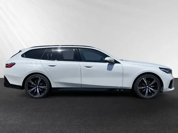 Gebraucht BMW 520 M Sport 208 PS (152 kW) 2025 Mineralweiß metallic Kombi