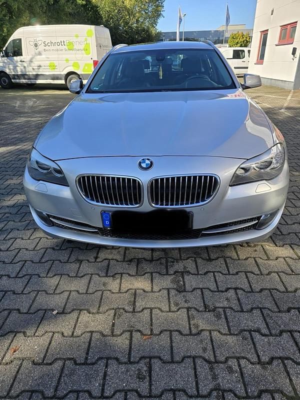 Silber Gebraucht 2013 BMW 520 Kombi | 10.000 € (Guter Preis) - Bild 1/4