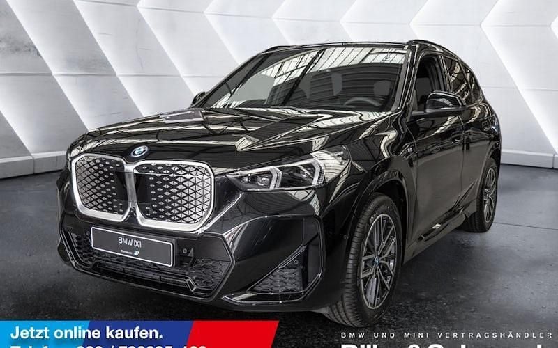 Black sapphire Neu 2025 BMW iX1 M Sport SUV | 58.590 € (Fairer Preis) - Bild 1/4