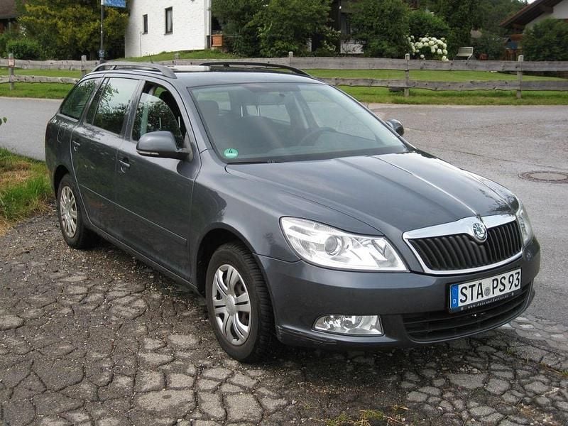 Grau Gebraucht 2013 Skoda Octavia Active Kombi | 4.750 € (Superpreis) - Bild 1/4