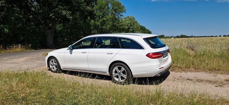 Weiß Gebraucht 2017 Mercedes E200 Avantgarde Limousine | 15.100 € (Guter Preis) - Bild 1/4